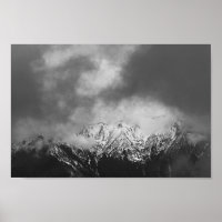 Schwarz-Weiß-Berge in Wolken