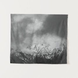 Schwarz-Weiß-Berge in Wolken Wandteppich