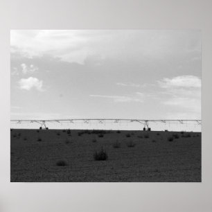 Schwarz-Weiß-Bewässerungssprinkler auf einem Hügel Poster