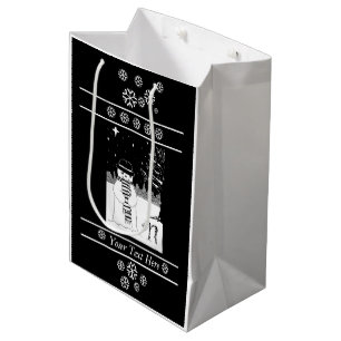 Schwarz-Weiß-Bild des Schneemans bei Weihnachten Mittlere Geschenktüte