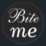 Schwarz-Weiß-Bite-Me-Aufkleber Runder Aufkleber<br><div class="desc">Dieser super niedliche "Bite me" Aufkleber ist ein tolles Accessoire für jeden Geschmack,  jeden Appetit,  jeden Dessert oder jeden Genuss.</div>