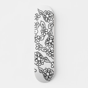 Schwarz-Weiß-Blumen zeichnend Skateboard