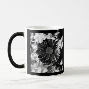 Schwarz-Weiß-Blumenfoto Verwandlungstasse