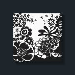 Schwarz-Weiß-Blumengarten Grafisches Muster Leinwanddruck<br><div class="desc">Ein grafisches Muster,  das eine schwarz-weiße Blumengartenszene zeigt,  die von Chariklia Zarris kreiert wurde. Selbst mit nur zwei Farben ist das Bild fast überwältigend in seiner Schönheit. Gönnen Sie sich eine wunderbare Blumenausstellung,  indem Sie diesen Print heute kaufen!</div>
