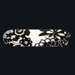 Schwarz-Weiß-Blumengarten Grafisches Muster Skateboard<br><div class="desc">Ein grafisches Muster,  das eine schwarz-weiße Blumengartenszene zeigt,  die von Chariklia Zarris kreiert wurde. Selbst mit nur zwei Farben ist das Bild fast überwältigend in seiner Schönheit. Gönnen Sie sich eine wunderbare Blumenausstellung,  indem Sie diesen Print heute kaufen!</div>