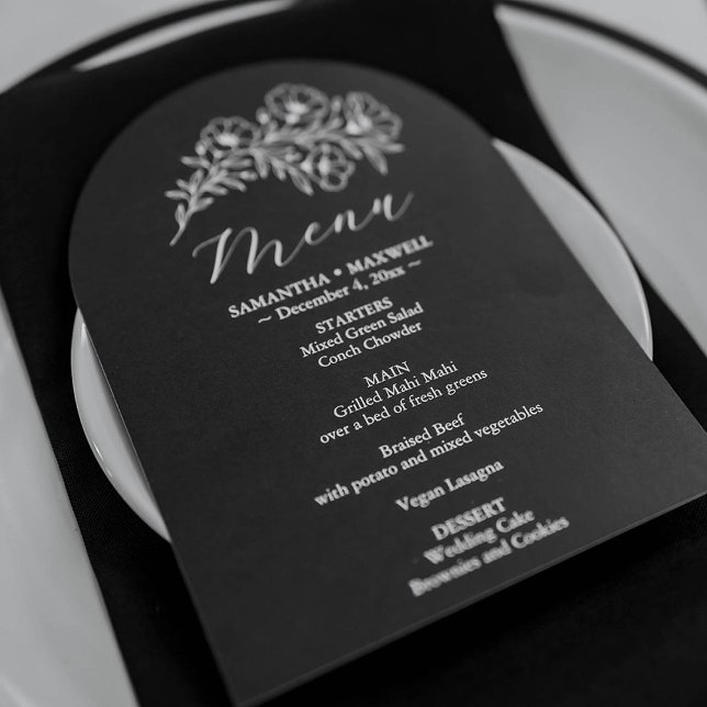 Schwarz-Weiß-Blumenmenü Einladung (Black and white wedding stationery features a menu card by Do Tell A Belle)
