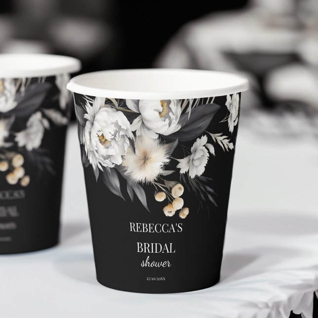 Schwarz-Weiß-Brautparty-Vorlage Pappbecher (Black and white moody boho bridal shower template paper cups personalized tableware white flowers)