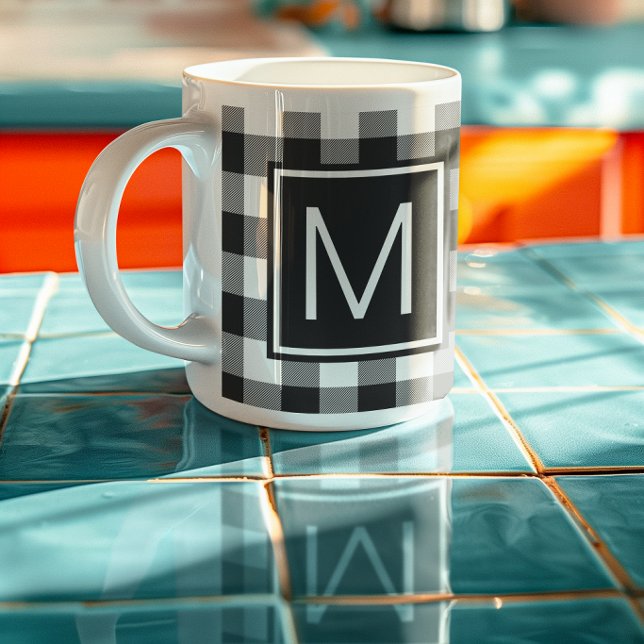 Schwarz-weiß Büffel-Karo Monogramm Kaffeetasse (Black and White Buffalo Plaid Monogrammed Coffee Mug)