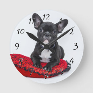 Schwarz-Weiß-Bulldog-Terrier auf Red Pillow Runde Wanduhr