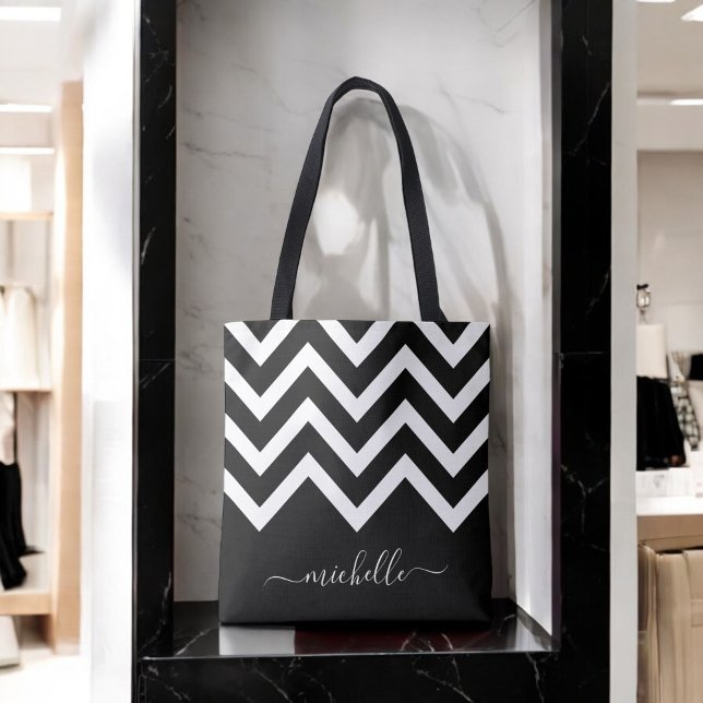 Schwarz-Weiß-Chevronen mit Monogramm (Personalize this custom tote with your name.)
