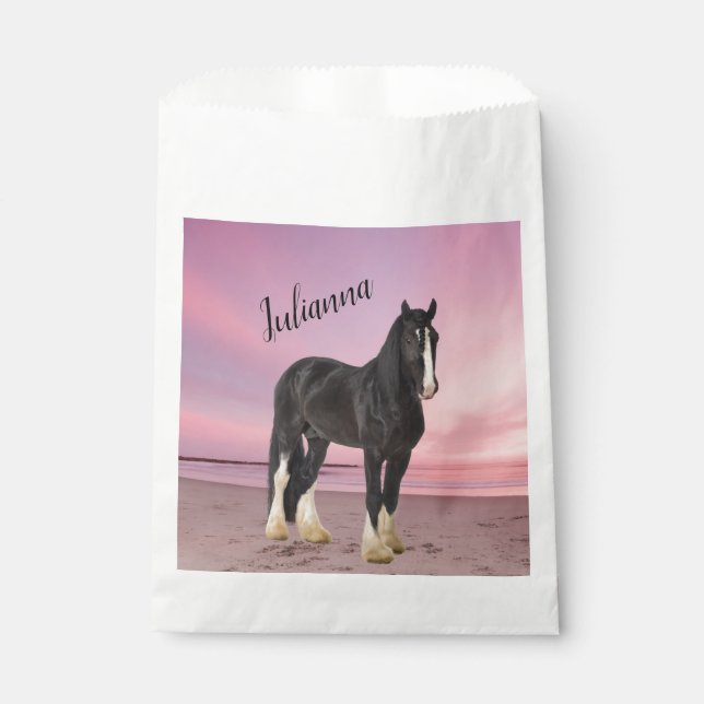 Schwarz-Weiß-Clydesdale am Strand bei Sunset Geschenktütchen (Vorderseite)