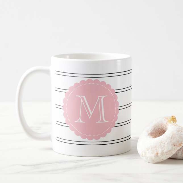 Schwarz-Weiß-Doppelstreifen Rosa Monogramm Tasse (Mit Donut)
