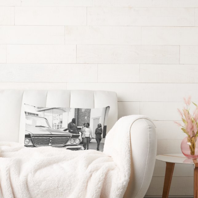 Schwarz-Weiß-Einfarbige Altautostadt Lendenkissen (Liege)