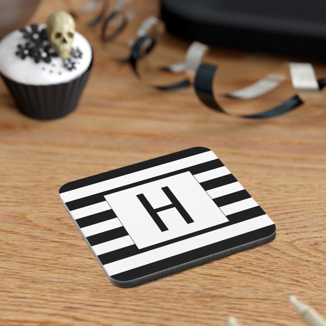 Schwarz-Weiß-Elegante Streifen Mit Monogramm Untersetzer (A stylish black and white striped coaster with space for your initial)