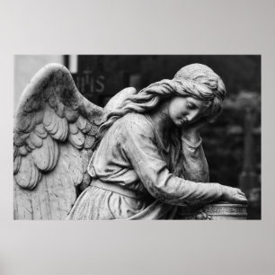 Schwarz-Weiß-Engelstatue im Friedhof Póster Poster