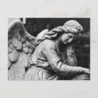 Schwarz-Weiß-Engelstatue in einem Friedhof