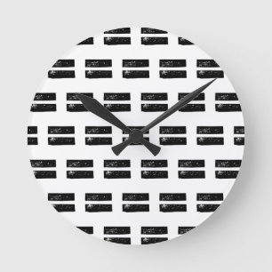 Schwarz-Weiß "Equals" Math Symbol Lino Cut Runde Wanduhr
