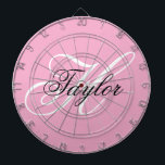Schwarz-Weiß-Extravagant-Monogramm-Rosa Dartscheibe<br><div class="desc">Passen Sie die moderne handgeschriebene Schrift an,  um Ihr eigenes mädchenes Geschenk für sie zu kreieren. Fügen Sie ein Monogramm Initial und Name hinzu,  um eine Anfangskombination mit extravaganter Klassik zu erstellen. Sie können die rosa,  schwarz und weiß Farben in diesem Design anpassen.</div>