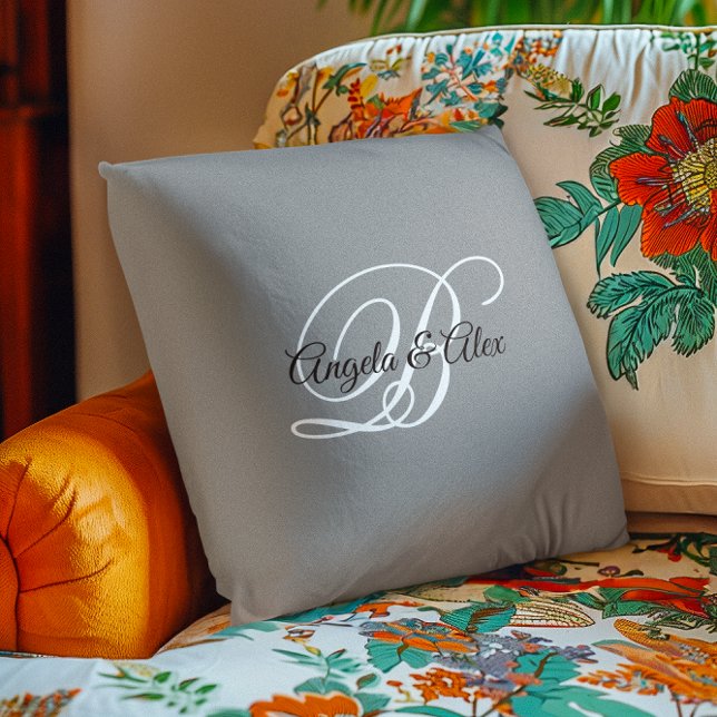 Schwarz-Weiß-Extravagant-Script-Monogramm grau Kissen (Black and White Fancy Script Monogram Gray Throw Pillow)