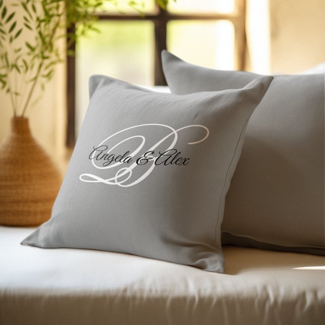 Schwarz-Weiß-Extravagant-Script-Monogramm grau Kissen (Black and White Fancy Script Monogram Gray Throw Pillow)