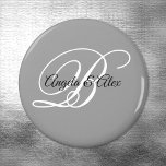 Schwarz-Weiß-Extravagant-Script-Monogramm grau Magnet<br><div class="desc">Hochzeitsmagnete mit einem minimalistischen Paarmonogramm in einer extravaganten Kalligraphie-Schrift in Schwarz-Weiß auf einem modernen grauen Hintergrund. Für kürzere Namen,  erhöhen Sie die Schriftart-Größe der Braut und Bräutigam Namen und ihre ersten. Passen Sie die modernen Kalligraphie-Schriftart-Stile und -Farben an...  sowie die Hintergrundfarbe.</div>