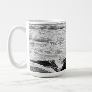 Schwarz-Weiß-Foto der Atlantischen Ozeanwellen Kaffeetasse