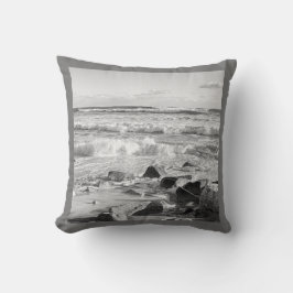 Schwarz-Weiß-Foto der Atlantischen Ozeanwellen Kissen