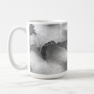 Schwarz-Weiß-Foto der Blätter "Nasse und Zauber" Kaffeetasse