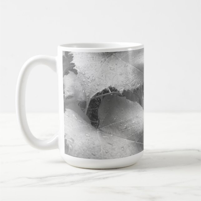 Schwarz-Weiß-Foto der Blätter "Nasse und Zauber" Kaffeetasse (Links)
