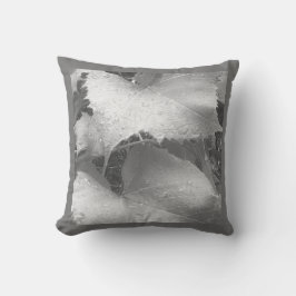 Schwarz-Weiß-Foto der Blätter "Nasse und Zauber" Kissen