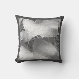Schwarz-Weiß-Foto der Blätter "Nasse und Zauber" Kissen