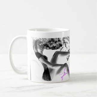 Schwarz-Weiß-Foto der Hottie im Auto Tasse