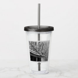 Schwarz-Weiß-Foto der rustikalen Winterlandschaft Acryltrinkbecher