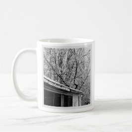 Schwarz-Weiß-Foto der rustikalen Winterlandschaft Kaffeetasse