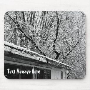 Schwarz-Weiß-Foto der rustikalen Winterlandschaft Mousepad