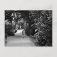 Schwarz-Weiß-Foto des alten Mannes im Park