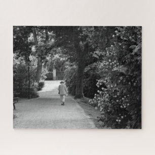 Schwarz-Weiß-Foto des alten Mannes im Park Puzzle