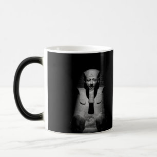 Schwarz-Weiß-Foto des Pharaoh-Königs Verwandlungstasse