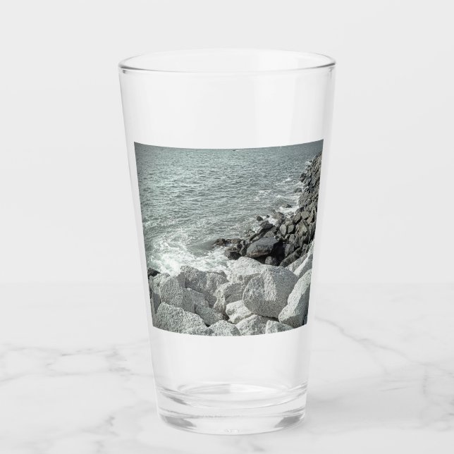 Schwarz-Weiß-Foto einer Felsenküste Glas (Vorderseite)