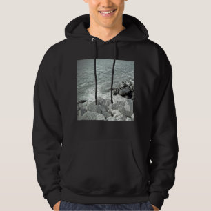 Schwarz-Weiß-Foto einer Felsenküste Hoodie