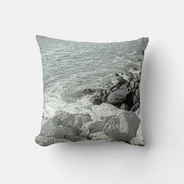 Schwarz-Weiß-Foto einer Felsenküste Kissen (Vorderseite)