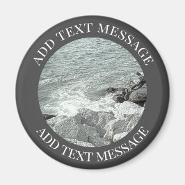 Schwarz-Weiß-Foto einer Felsenküste Magnet