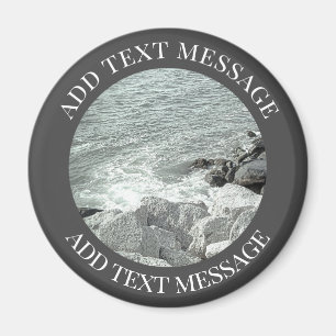 Schwarz-Weiß-Foto einer Felsenküste Magnet