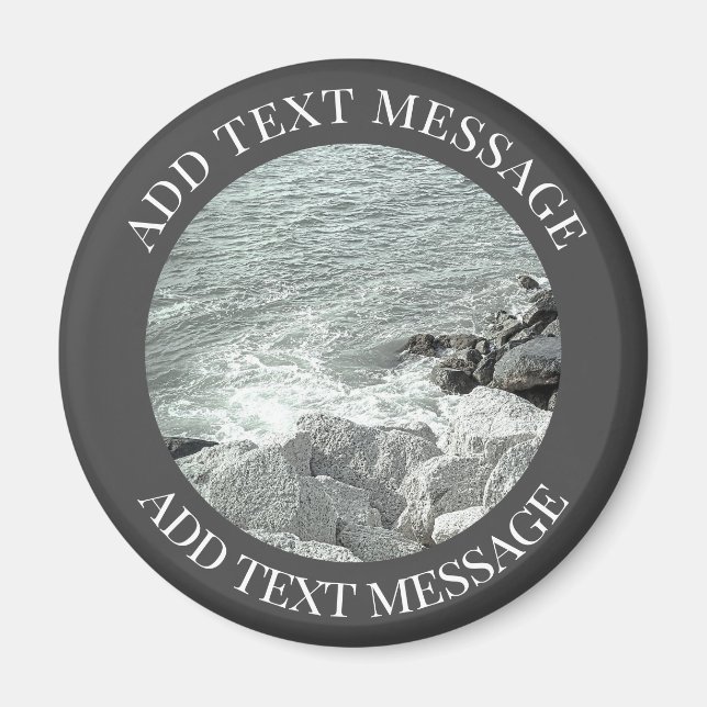 Schwarz-Weiß-Foto einer Felsenküste Magnet (Vorne)