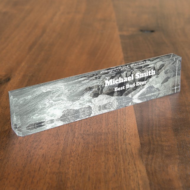 Schwarz-Weiß-Foto einer Felsenküste Namensplakette (Seite)