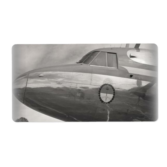 Schwarz-Weiß-Foto einer Flugzeugnase (Vorne)