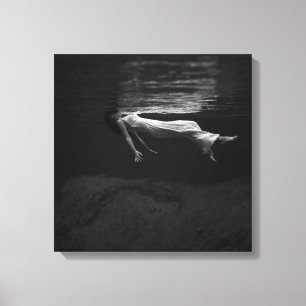 Schwarz-Weiß-Foto einer Frau im Wasser Leinwanddruck