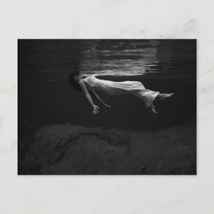 Schwarz-Weiß-Foto einer Frau im Wasser Postkarte