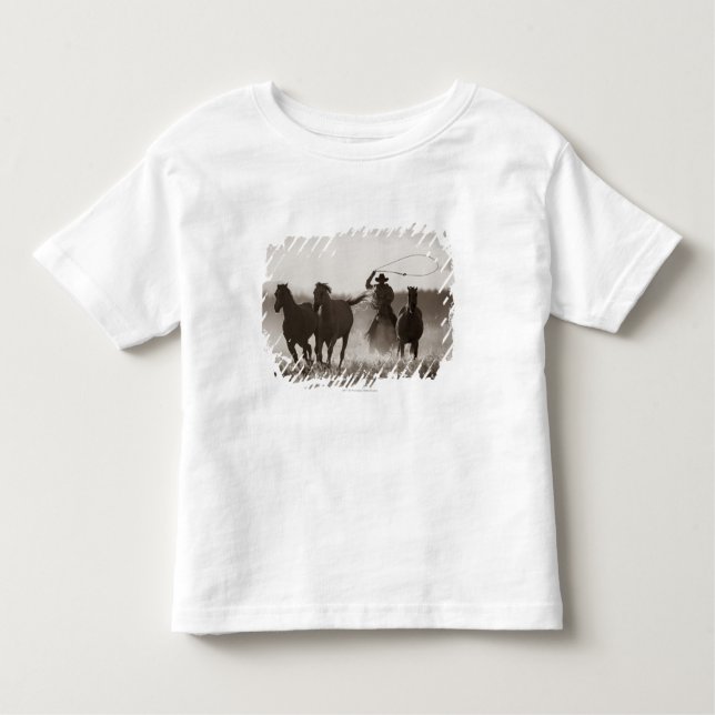 Schwarz-Weiß-Foto eines Cowboy Lassoing Horses Kleinkind T-shirt (Vorderseite)