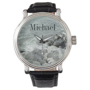 Schwarz-Weiß-Foto eines Felsenbudes Armbanduhr